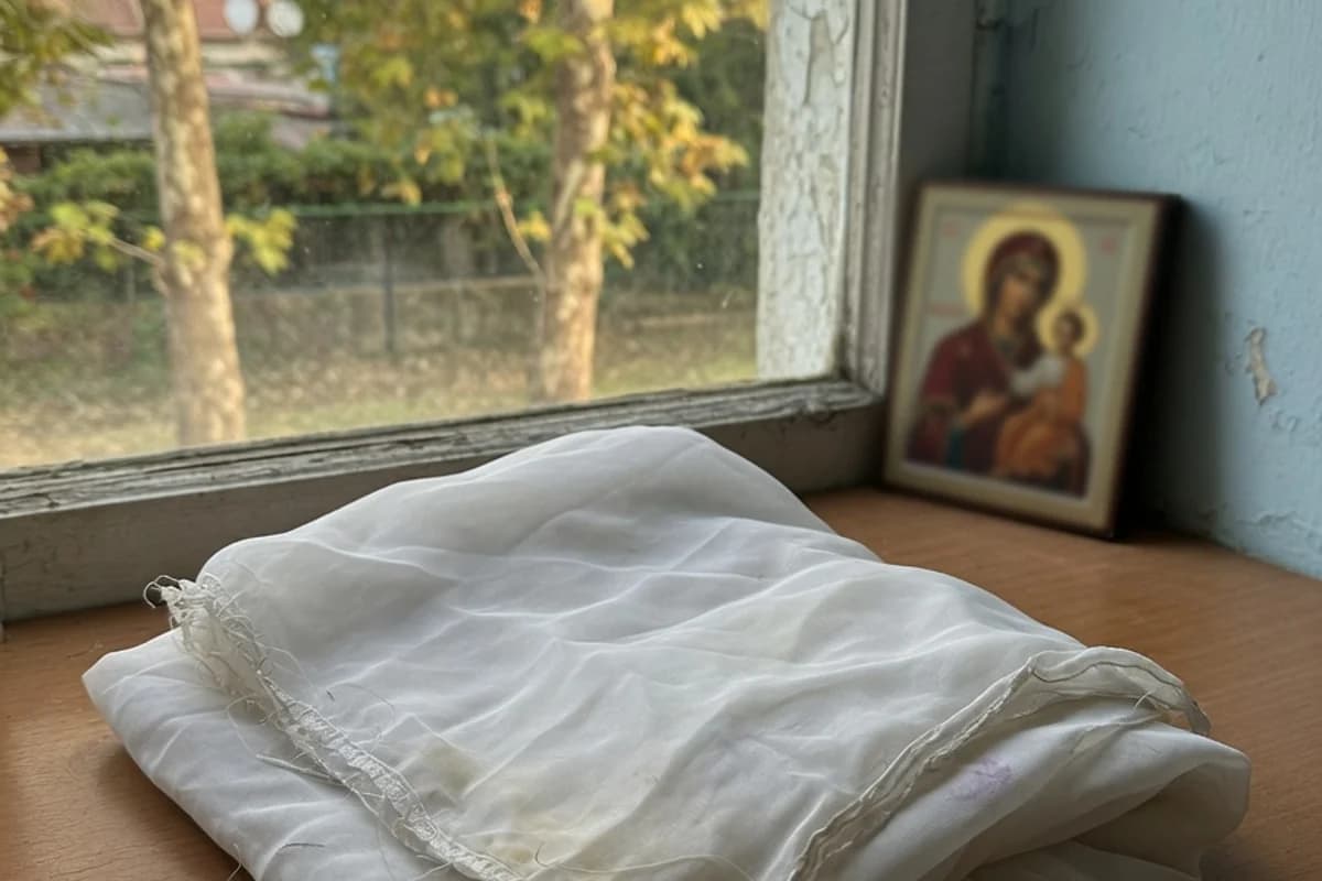 Voal alb împăturit lângă o icoană mică, fără detalii lizibile, Sectorul 1, București