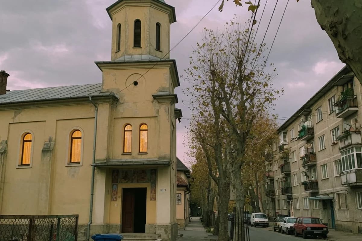 Biserică ortodoxă la amurg, lumină caldă la ferestre, Sectorul 1, București