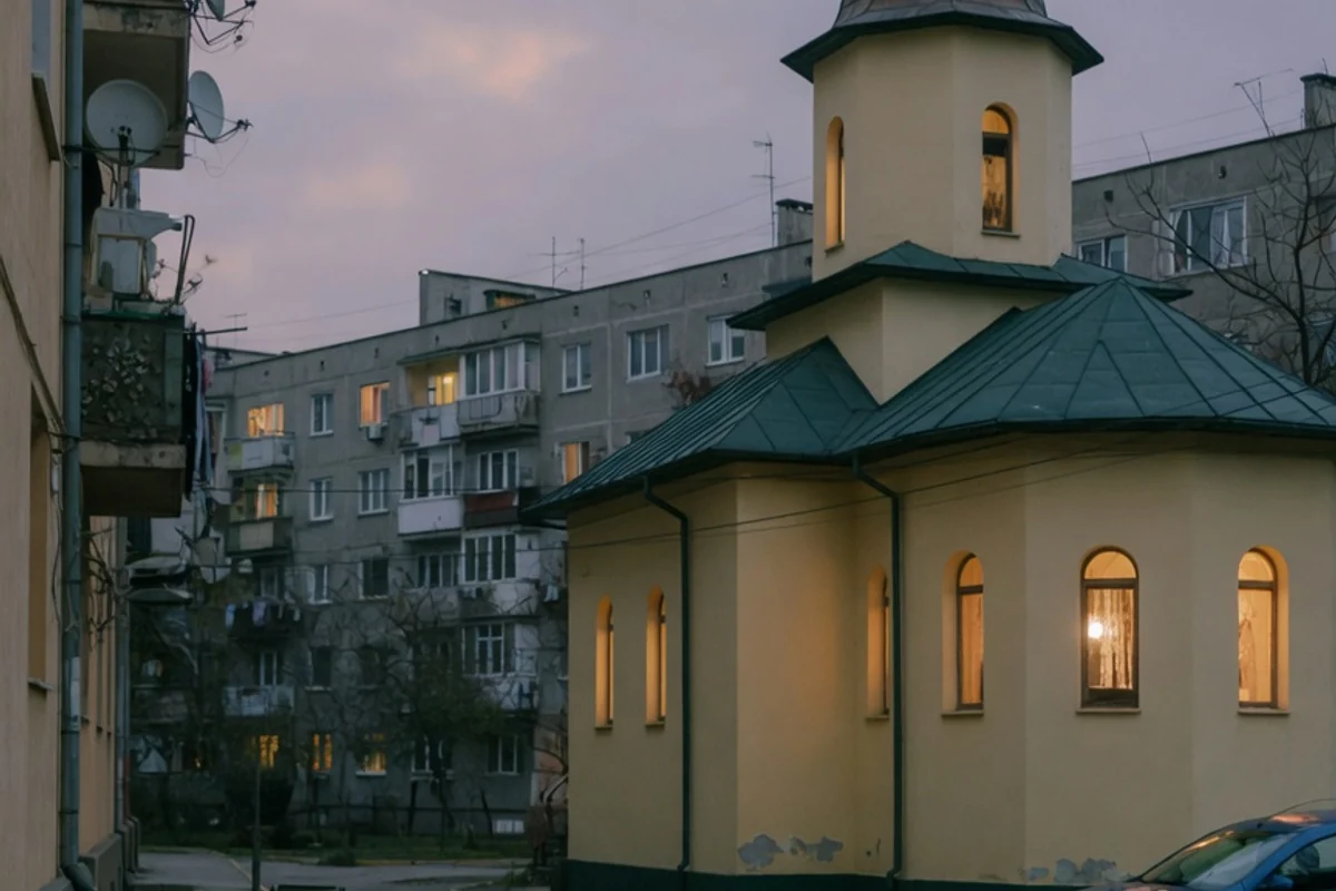 Biserică ortodoxă la amurg, lumină caldă la ferestre, Sectorul 2, București