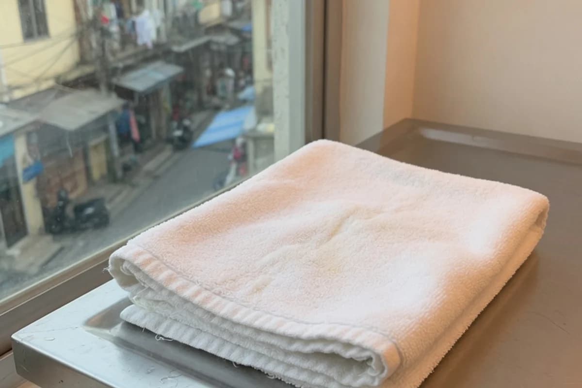 Cabina de pregătire: prosop alb și suprafață inox curată, Sectorul 2, București