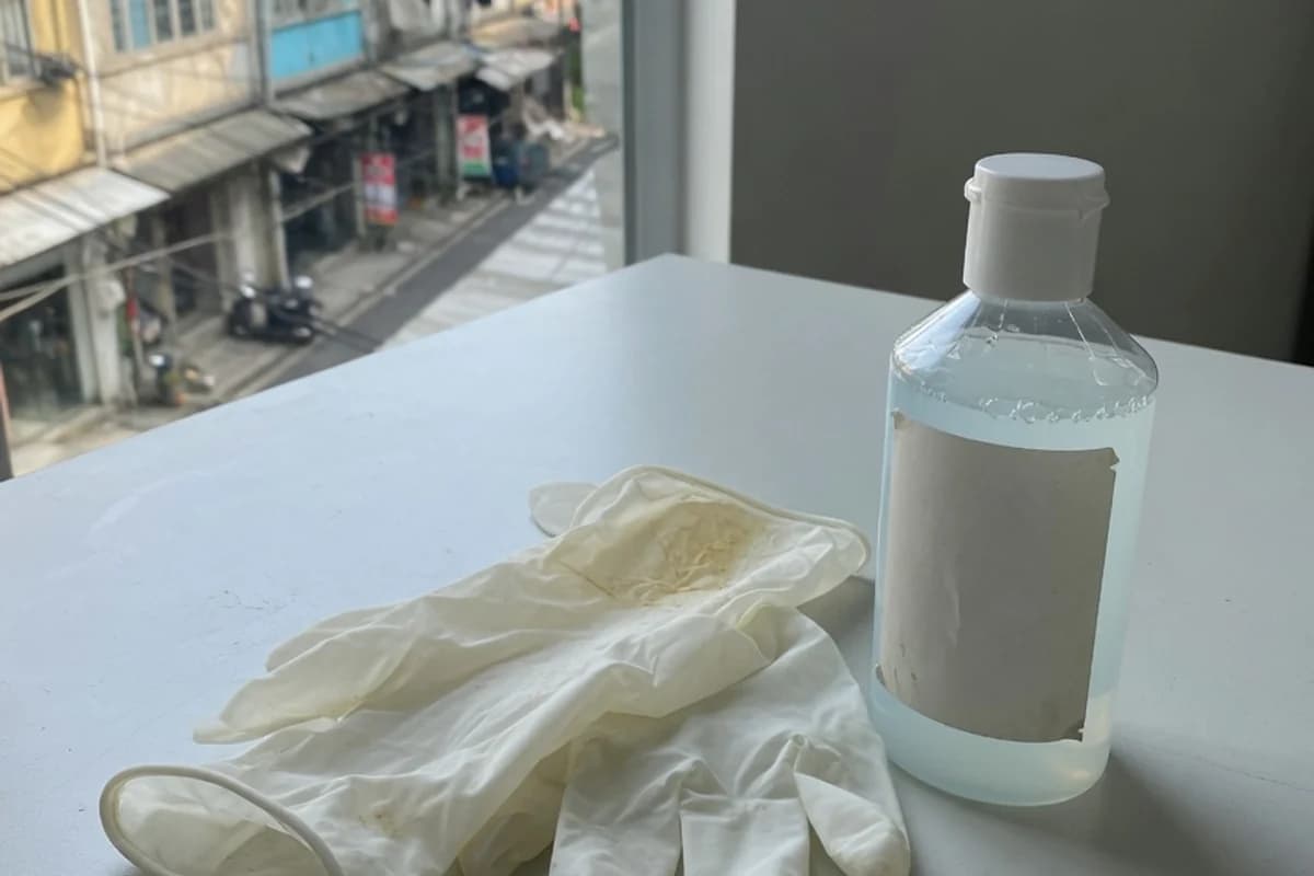 Mănuși albe și dezinfectant pe o masă de lucru, Sectorul 2, București