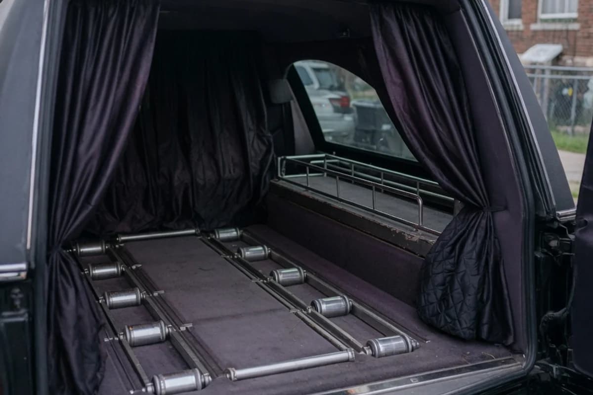 Interiorul amenajat al unui dric — role lustruite și draperie închisă, Sectorul 2, București