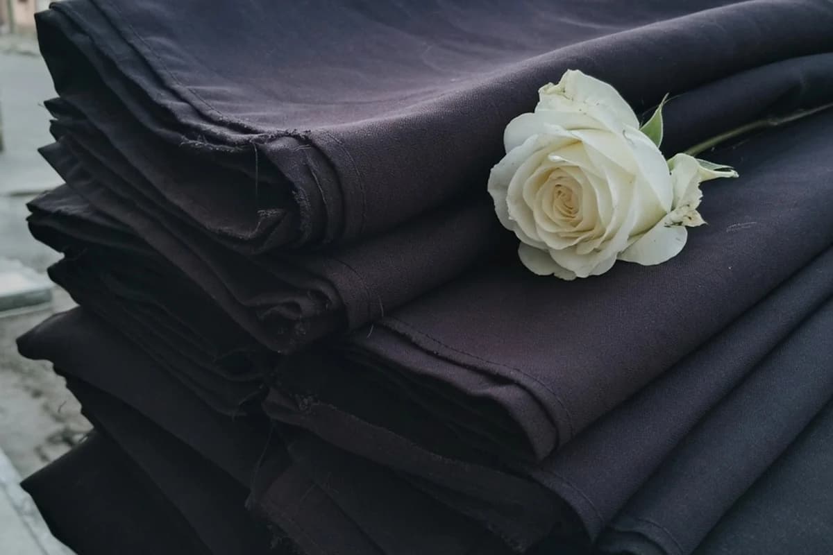 Draperie funerară împăturită și un trandafir alb, Sectorul 2, București