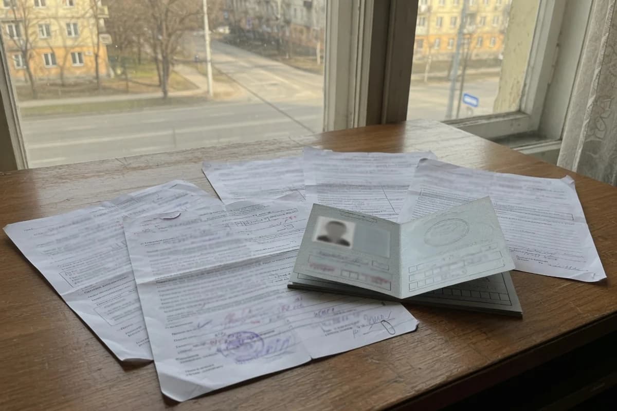 Acte de pensie și un act de identitate pe o masă de lemn, Sectorul 3, București