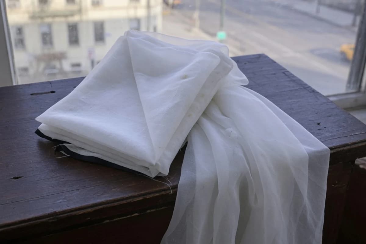Voal funerar alb din material fin, drapat, Sectorul 3, București