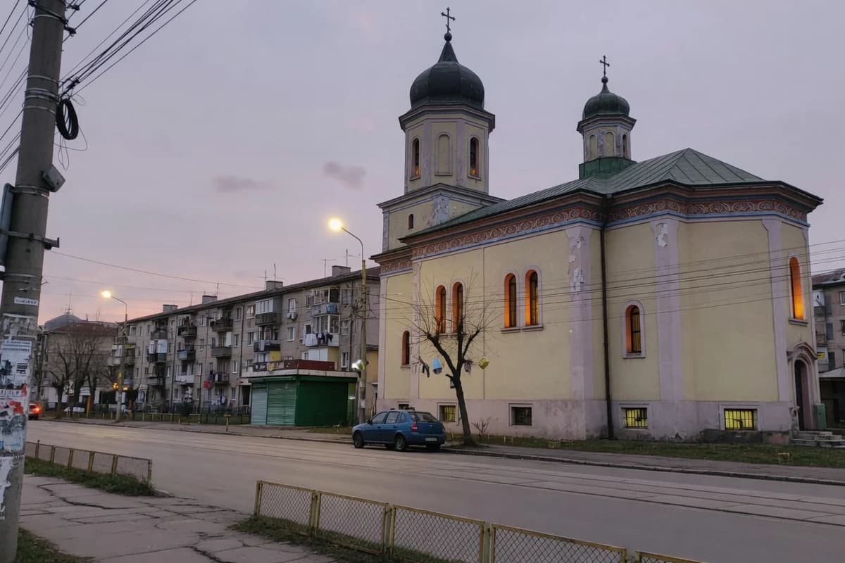 Biserică ortodoxă la amurg, lumină caldă la ferestre, Sectorul 3, București