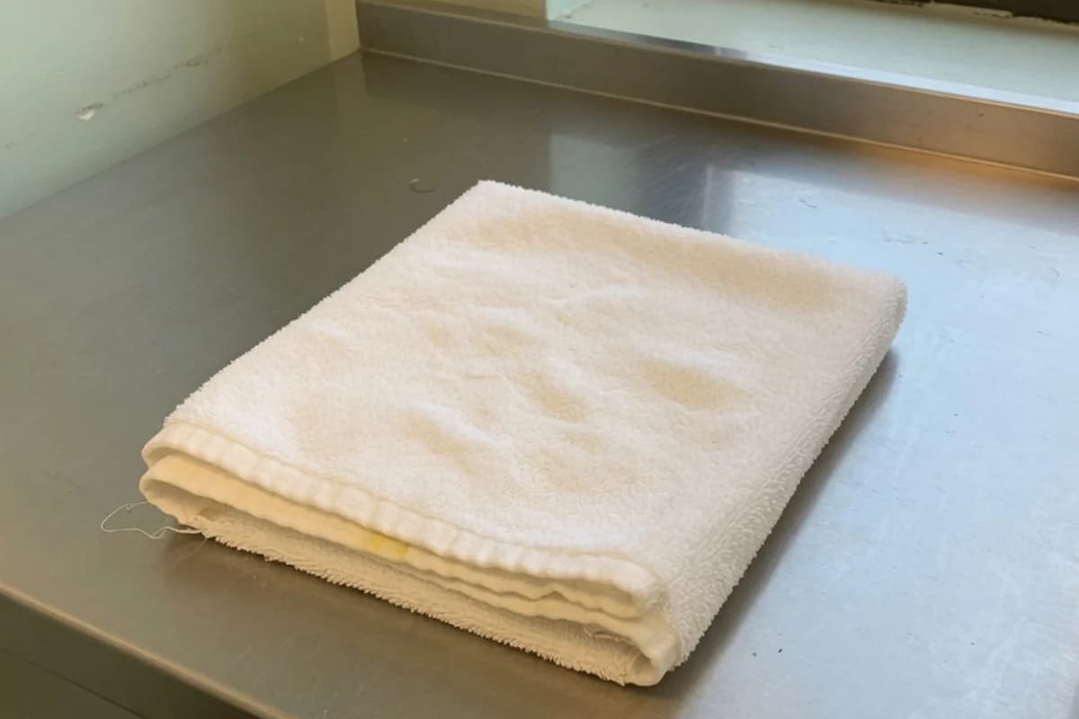 Cabina de pregătire: prosop alb și suprafață inox curată, Sectorul 3, București