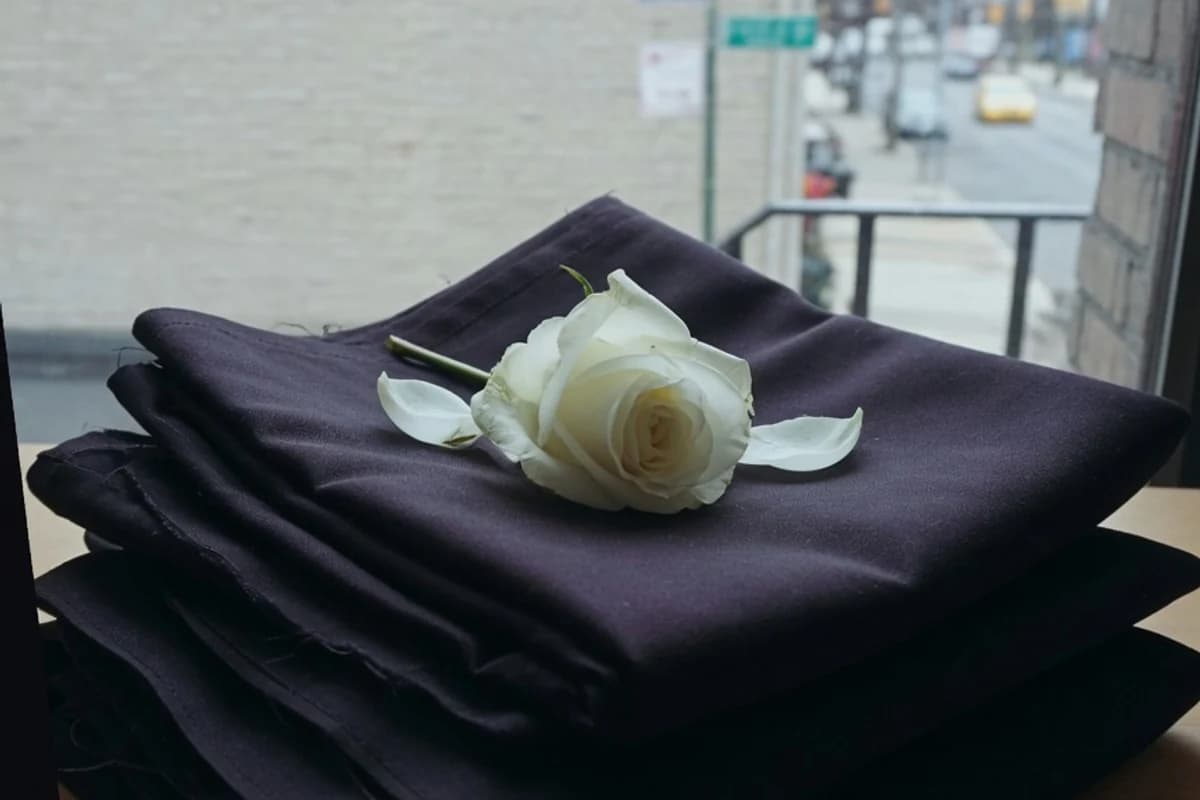 Draperie funerară împăturită și un trandafir alb, Sectorul 3, București