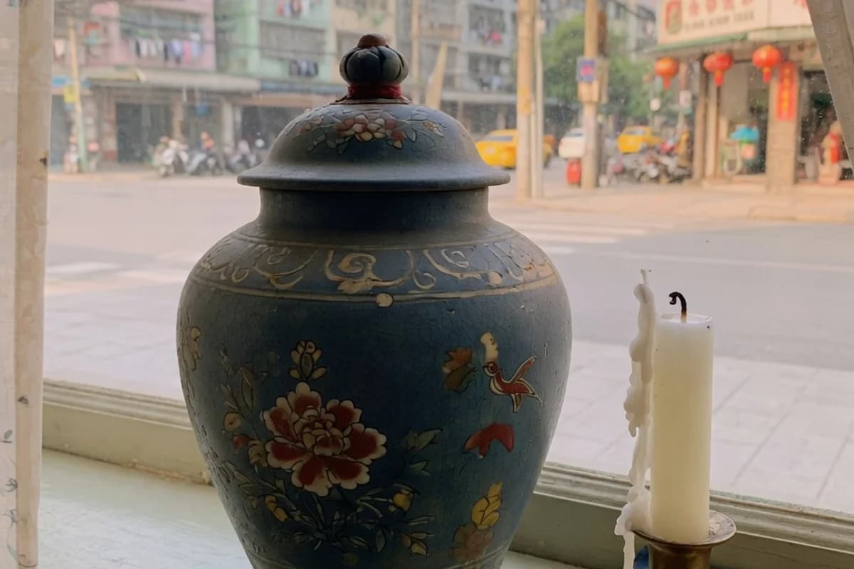 Urnă ceramică decorativă lângă o lumânare albă, Sectorul 3, București