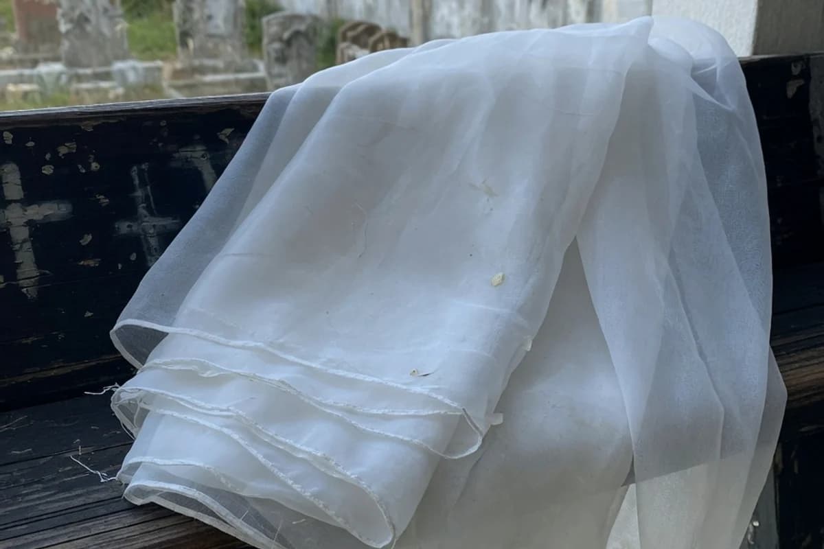 Voal funerar alb din material fin, drapat, Sectorul 4, București