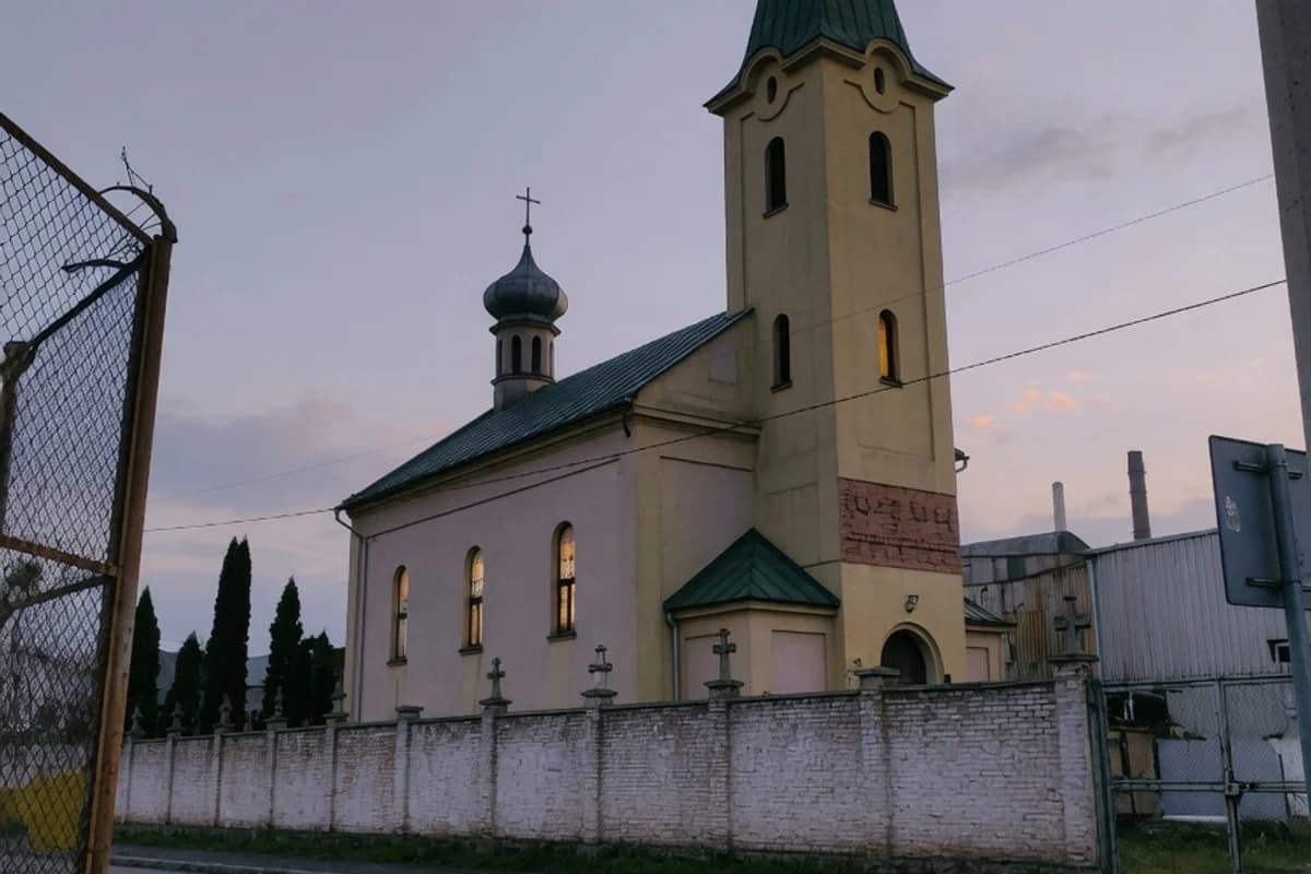 Biserică ortodoxă la amurg, lumină caldă la ferestre, Sectorul 4, București