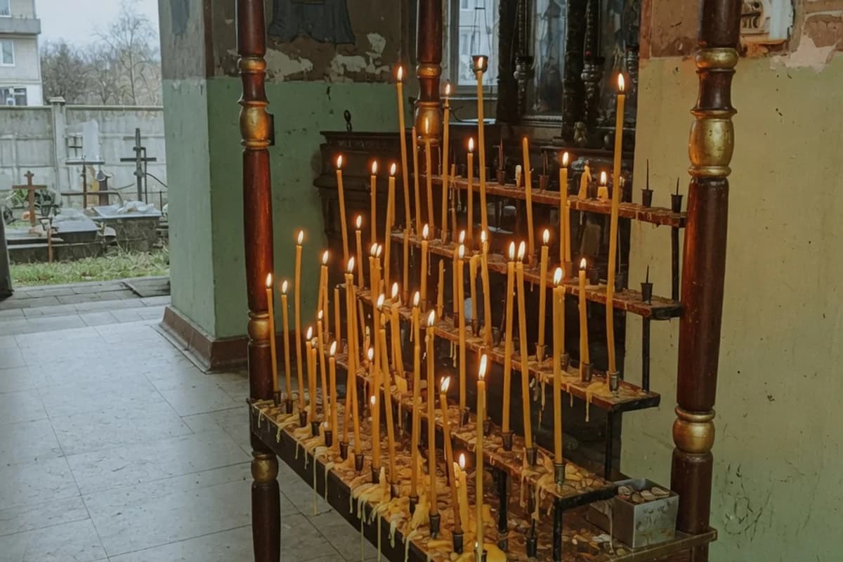 Suport cu multe lumânări aprinse într-o biserică, Sectorul 4, București