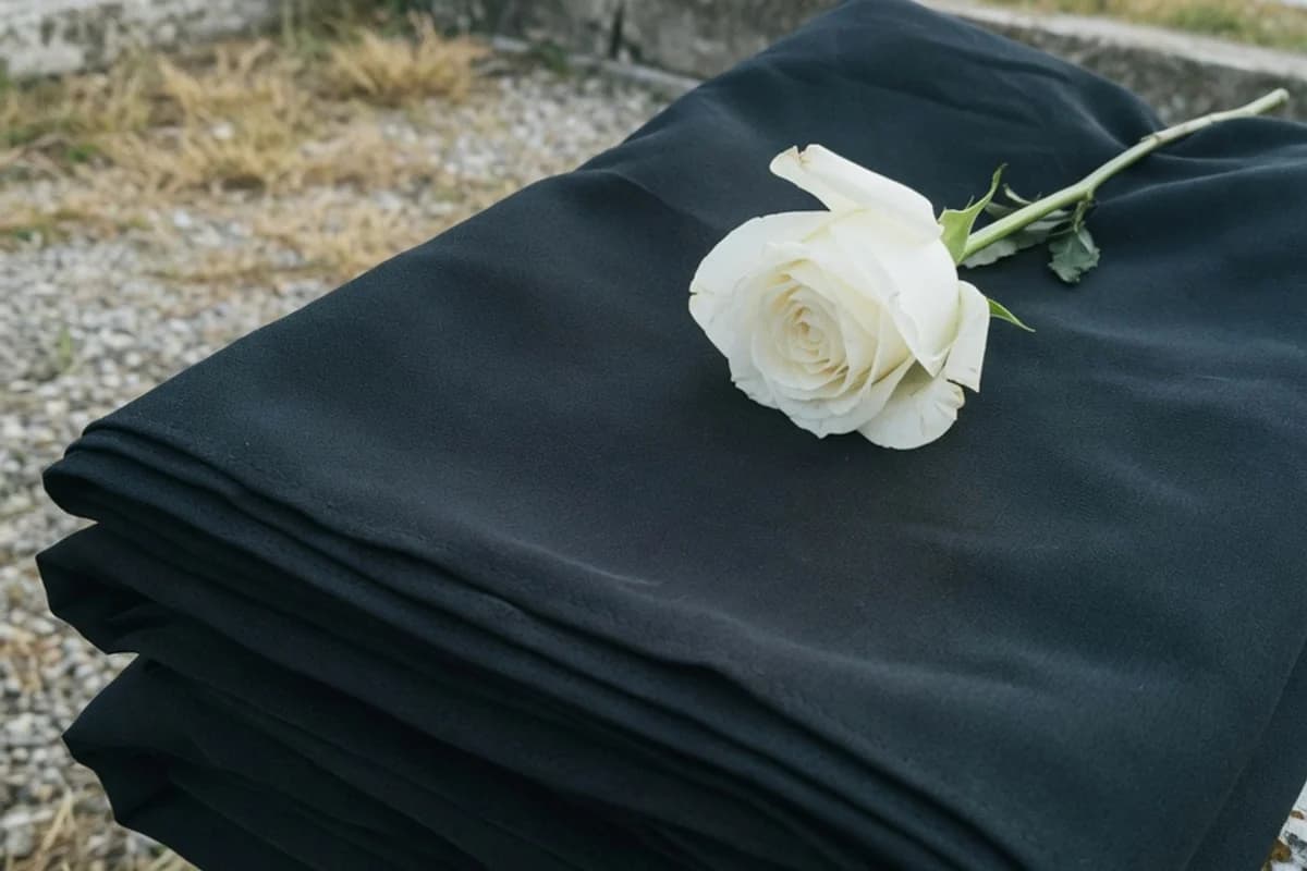 Draperie funerară împăturită și un trandafir alb, Sectorul 4, București