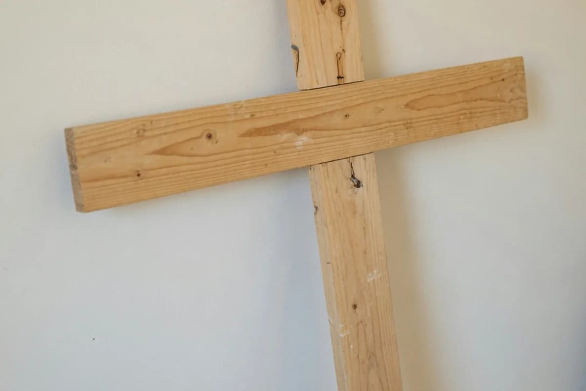 Simple provisional wooden cross on a neutral background, Sector 5, Bucharest