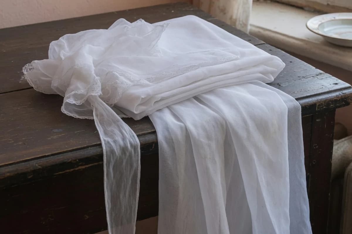Voal funerar alb din material fin, drapat, Sectorul 5, București