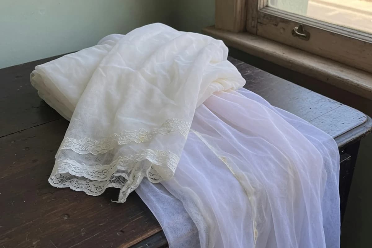 Voal funerar alb din material fin, drapat, Sectorul 5, București