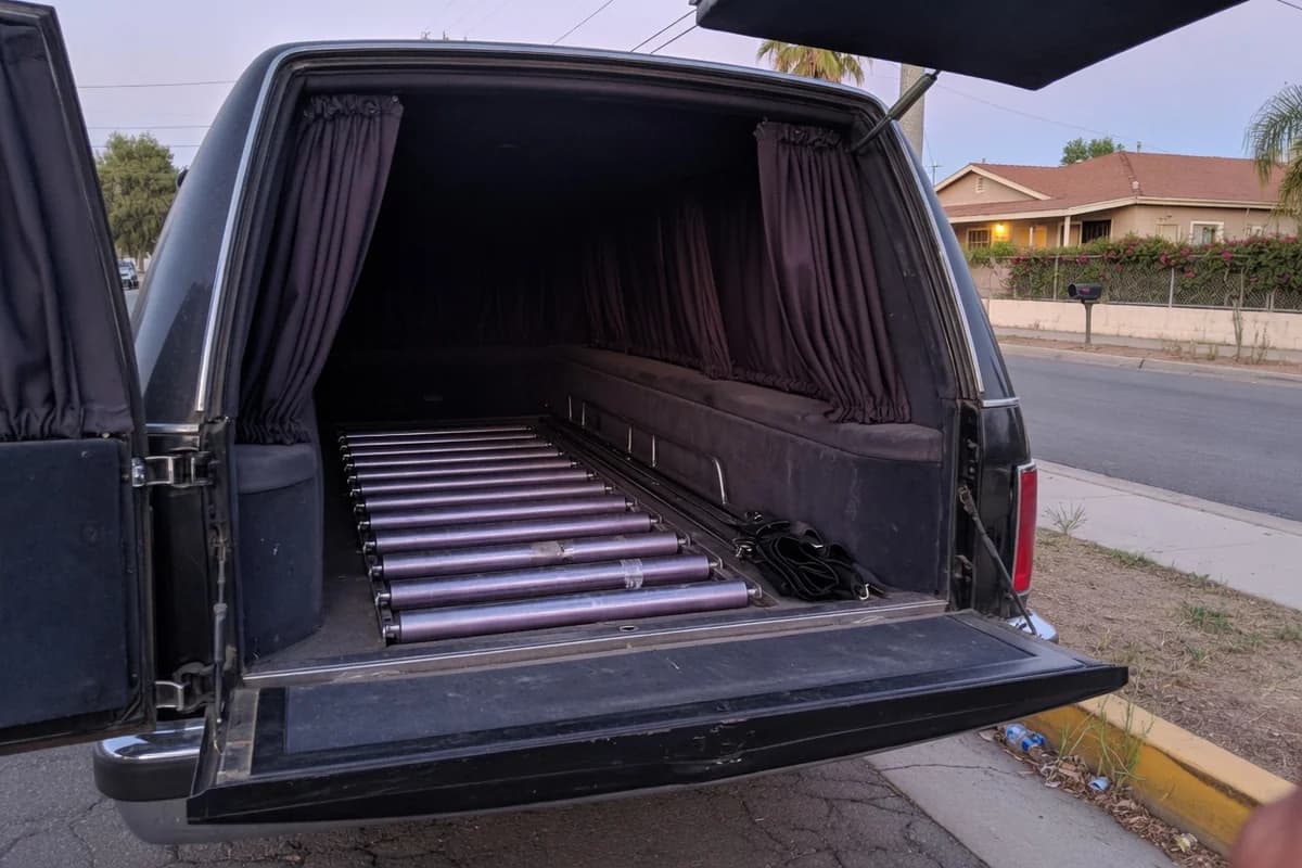 Interiorul amenajat al unui dric — role lustruite și draperie închisă, Sectorul 5, București