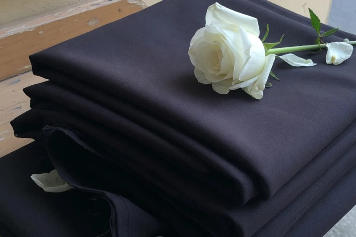 Draperie funerară împăturită și un trandafir alb, Sectorul 5, București