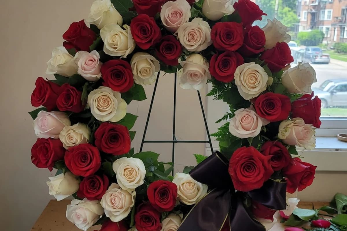 Coroană funerară premium din trandafiri roșii și albi, pe stativ, Sectorul 6, București