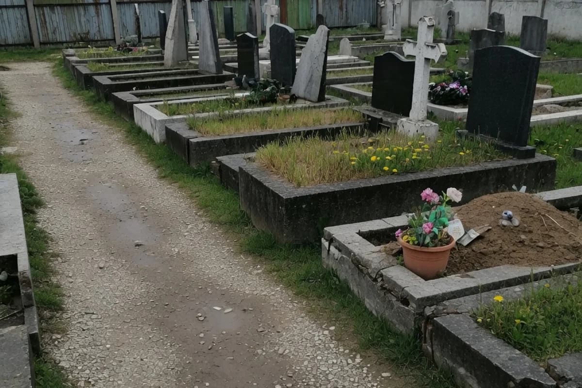 Alee uzată între morminte, cer gri, Sectorul 6, București