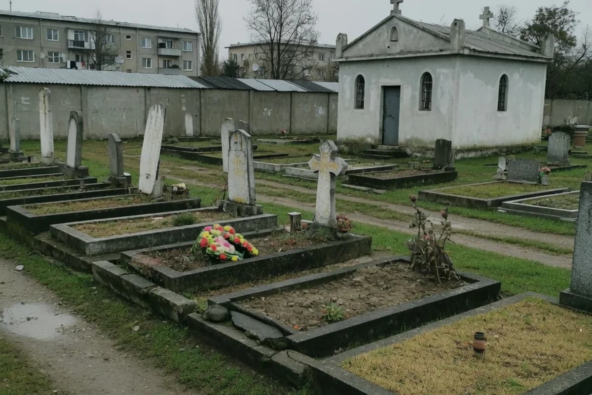 Capelă mică de cimitir, văzută de la distanță, Sectorul 6, București