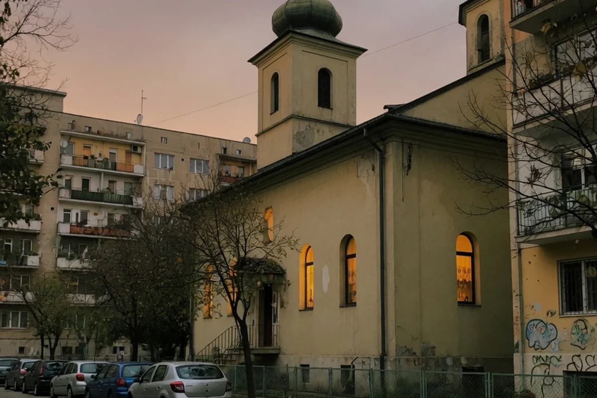 Biserică ortodoxă la amurg, lumină caldă la ferestre, Sectorul 6, București