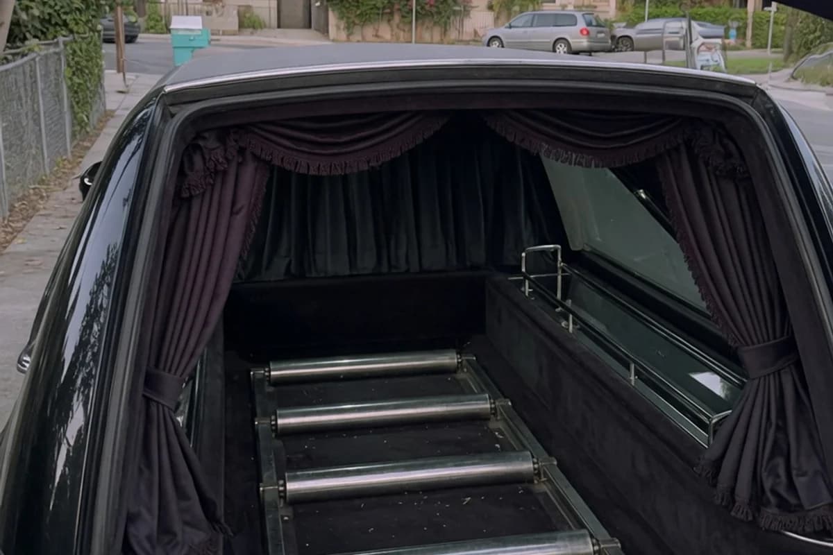 Interiorul amenajat al unui dric — role lustruite și draperie închisă, Sectorul 6, București