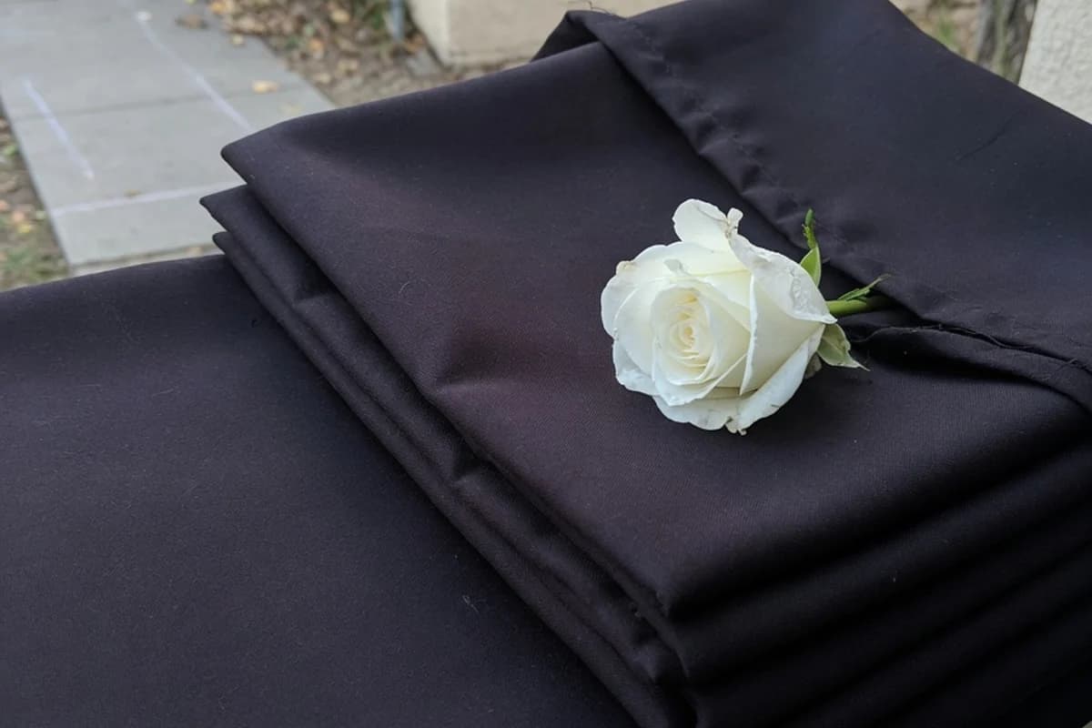 Draperie funerară împăturită și un trandafir alb, Sectorul 6, București
