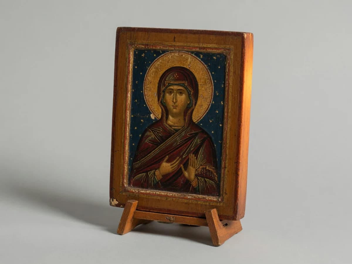 Icoană ortodoxă mică de lemn cu chip generic nedeslușit, suport de masă, lumină caldă