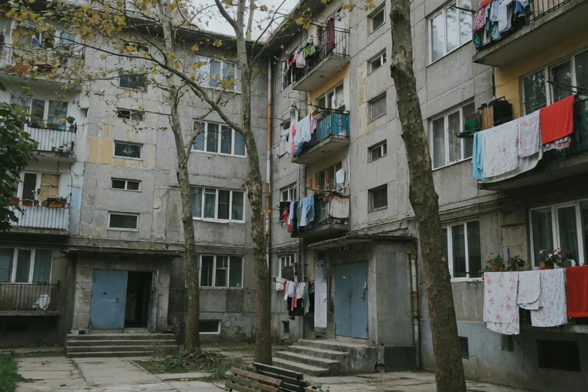 Curte interioară de bloc cu copaci și bănci vechi, Sectorul 1, București