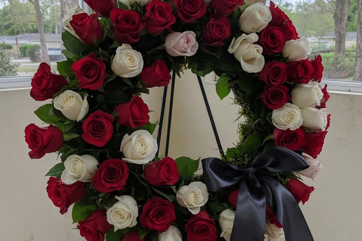 Coroană funerară premium din trandafiri roșii și albi, pe stativ, Sectorul 1, București