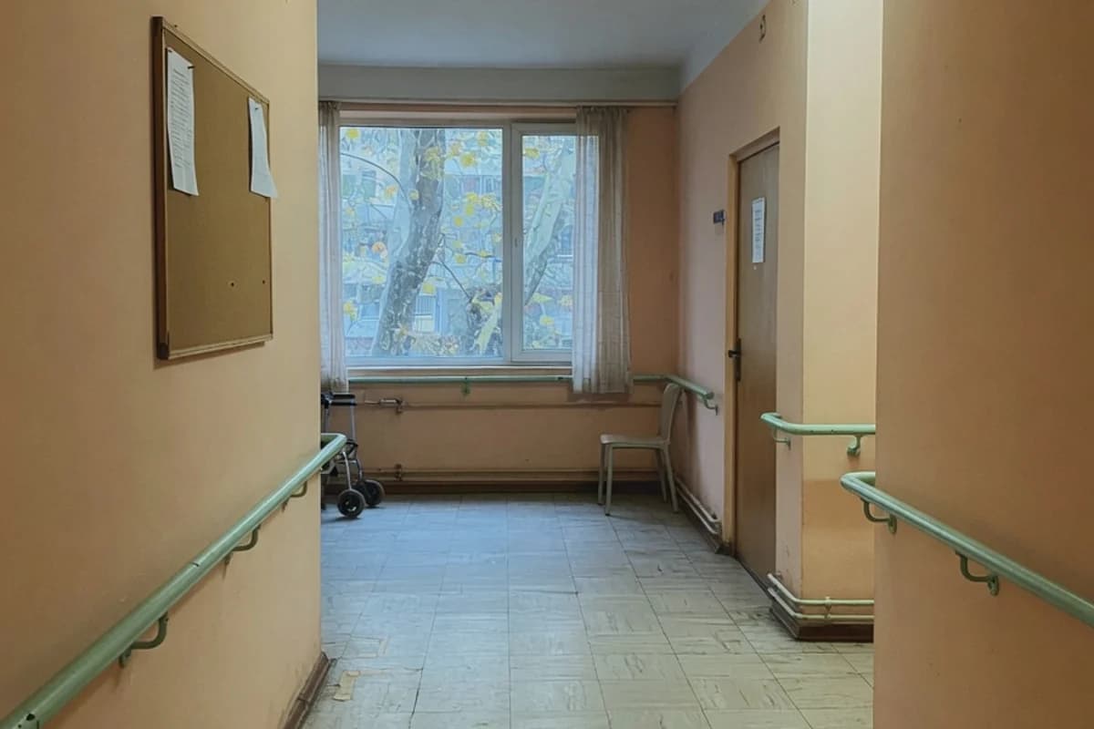 Coridor liniștit într-un cămin de bătrâni, lumină caldă, Sectorul 1, București