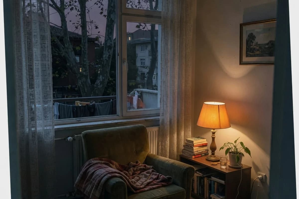Sufragerie liniștită noaptea, cu o veioză caldă aprinsă, Sectorul 1, București