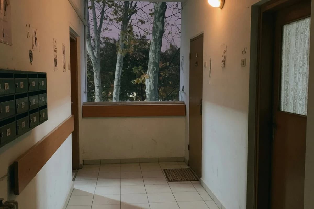 Holul unui bloc de locuințe noaptea, cu lumină caldă, Sectorul 1, București
