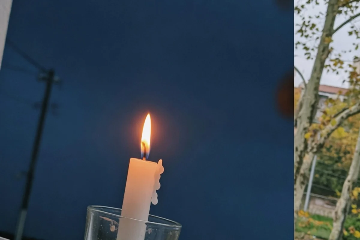 Lumânare albă aprinsă pe fundal albastru închis, Sectorul 1, București