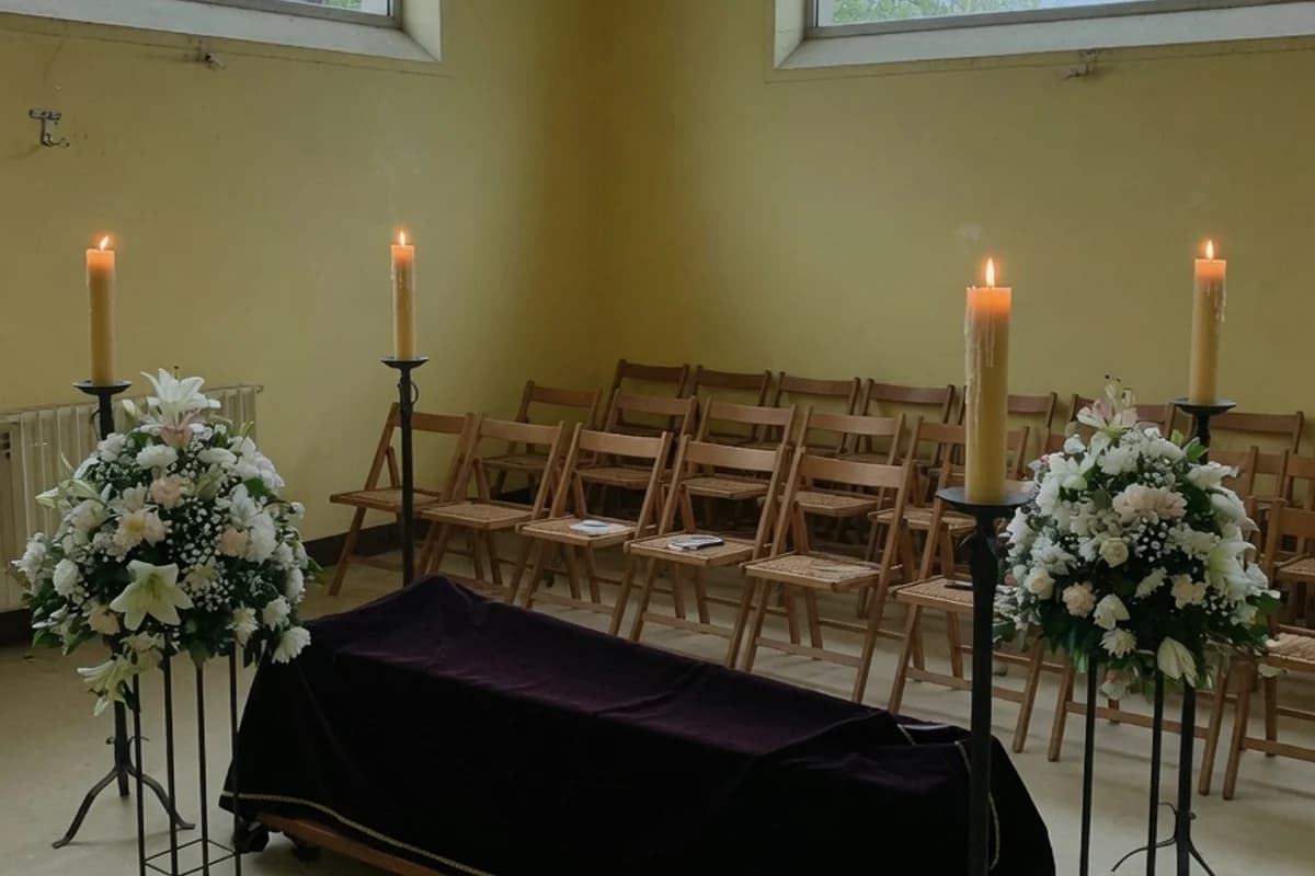 Capelă pregătită pentru ceremonie: catafalc, sfeșnice și flori, Sectorul 1, București