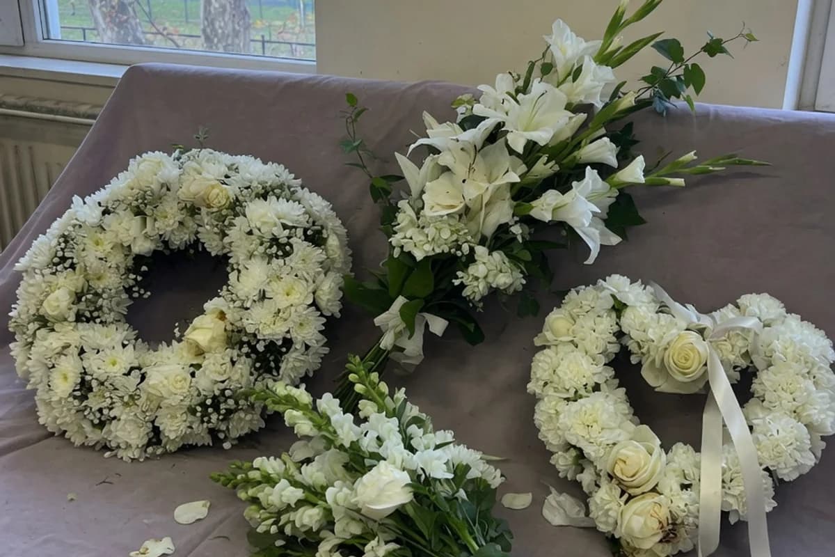 Coroane și flori funerare pregătite pentru cortegiu, Sectorul 1, București