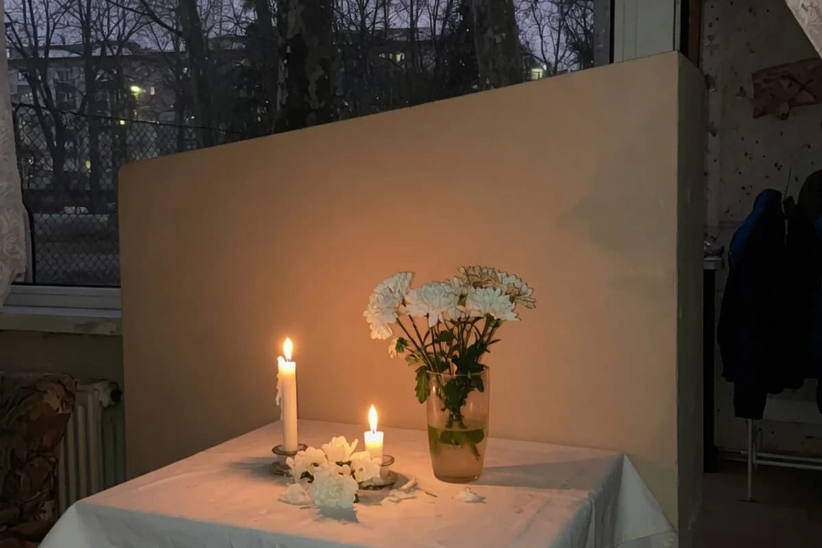 Masă de priveghi acasă, cu lumânări și o pânză albă, noaptea, Sectorul 1, București