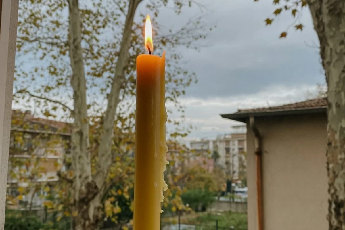 O singură lumânare de veghe, prim-plan, Sectorul 1, București