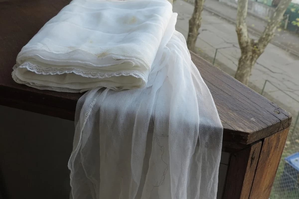 Voal funerar alb din material fin, drapat, Sectorul 1, București