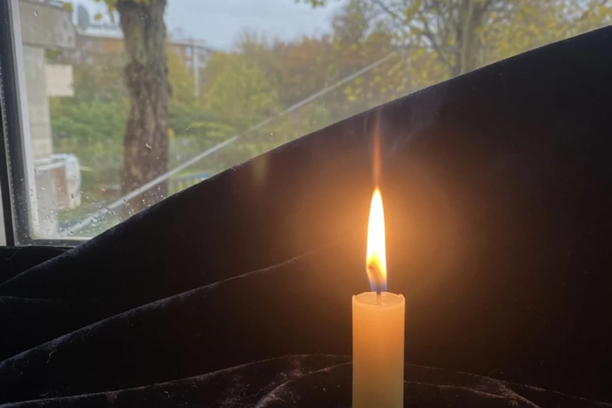O singură lumânare aprinsă pe catifea închisă la culoare, Sectorul 1, București