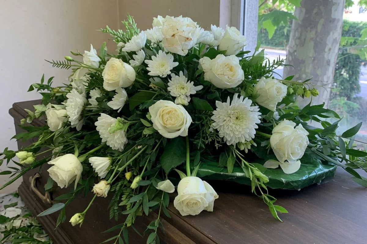 Aranjament floral alb așezat pe capacul unui sicriu, Sectorul 1, București