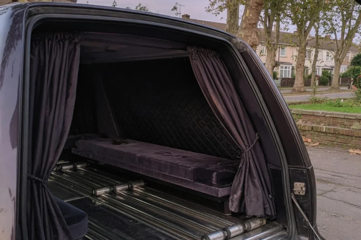 Interiorul amenajat al unui dric — role lustruite și draperie închisă, Sectorul 1, București
