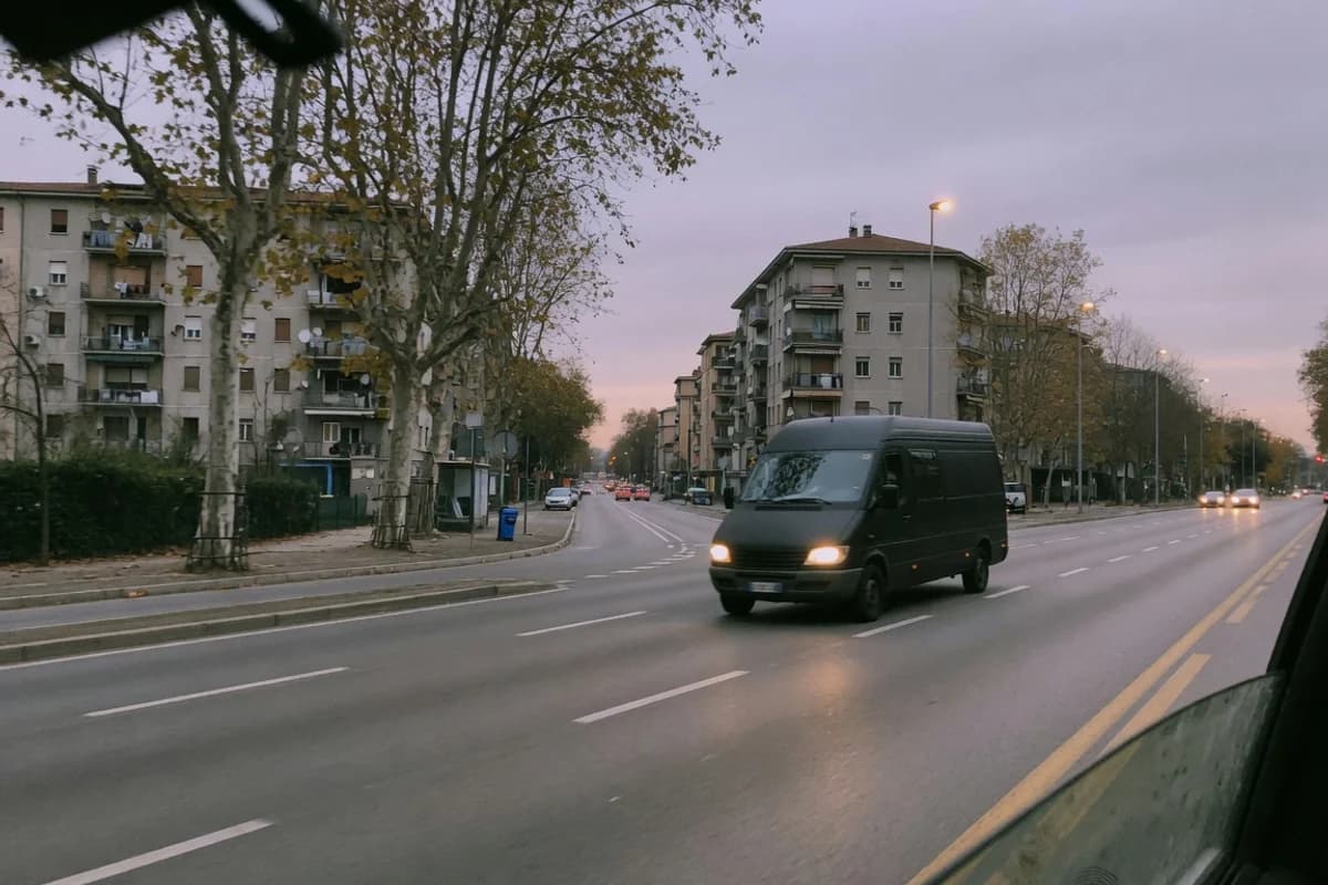 Dubă discretă de transport funerar pe o șosea de centură, la lăsarea serii, Sectorul 1, București