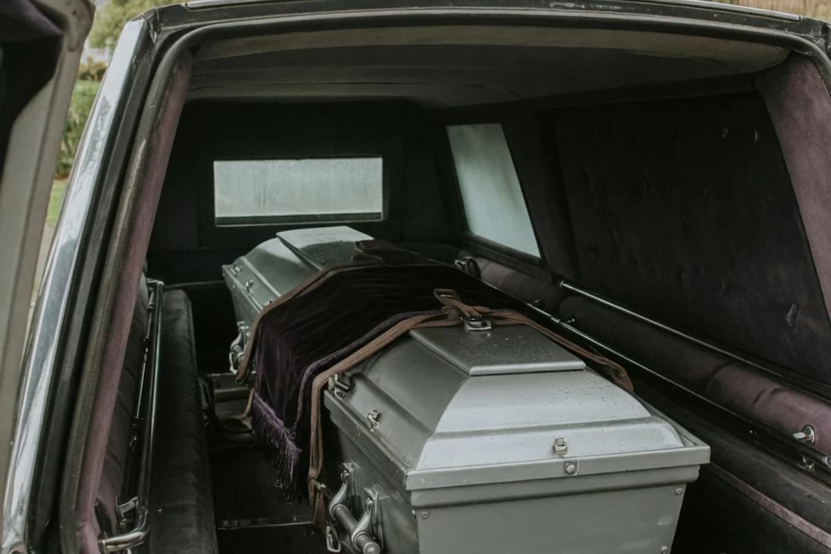 Sicriu de zinc în interior de dric, pregătit pentru transport, Sectorul 1, București
