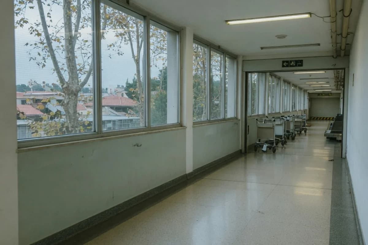 Terminal de aeroport, dimineața devreme, gol, Sectorul 1, București