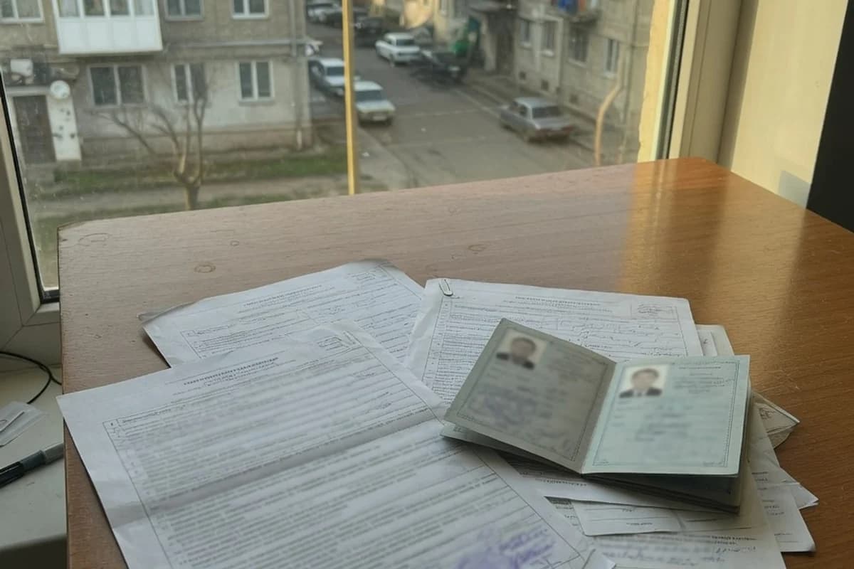 Acte de pensie și un act de identitate pe o masă de lemn, Sectorul 2, București
