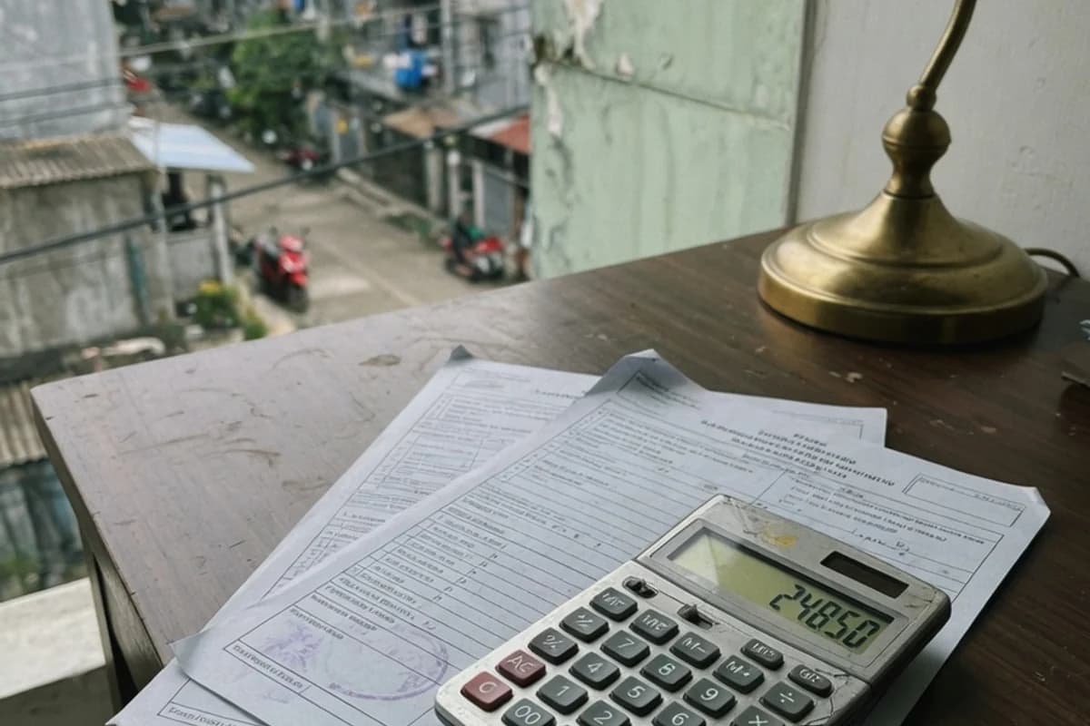 Calculator și un formular de cerere pe un birou, lângă o lampă caldă, Sectorul 2, București