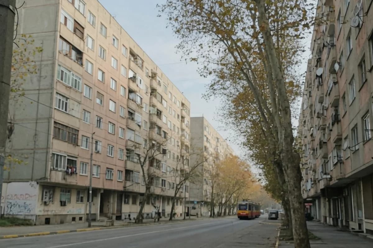 Bulevard rezidențial cu blocuri și tramvai în depărtare, Sectorul 2, București