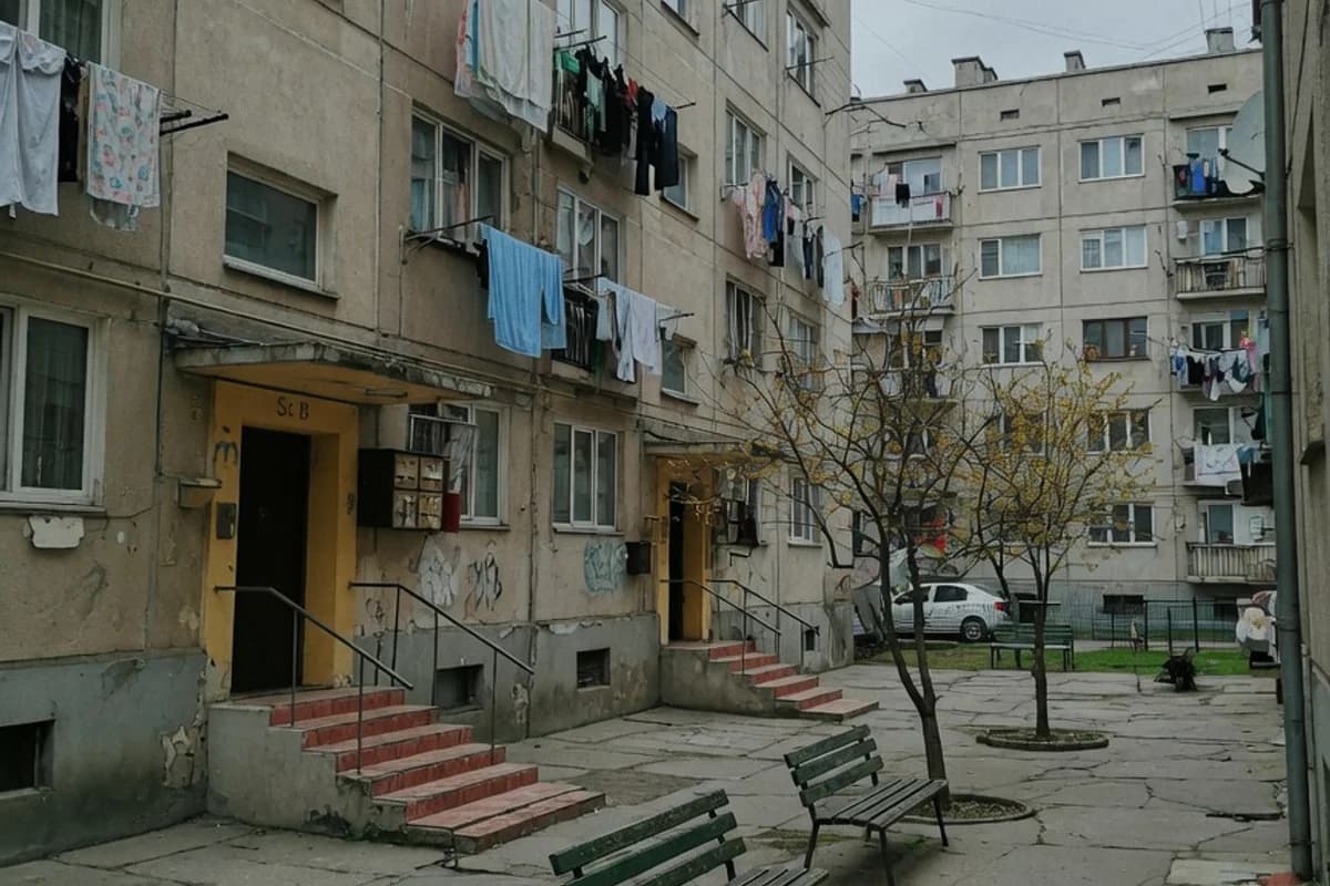 Curte interioară de bloc cu copaci și bănci vechi, Sectorul 2, București